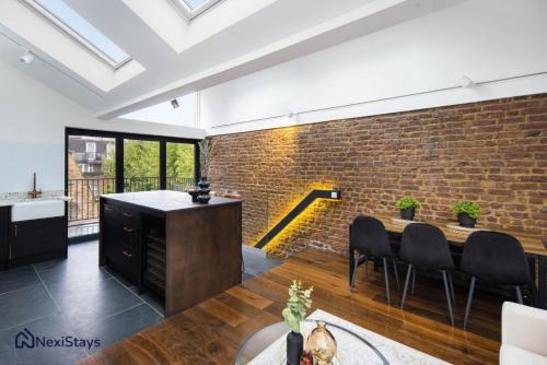 1 Min Walk to Euston Station, Modern Townhouse