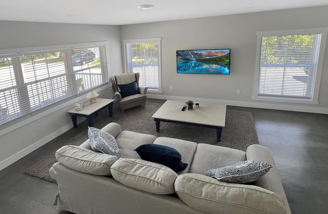 1 minute from the beach! Family & pets welcomed, with an upstairs TV/games room