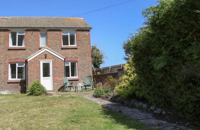 1 PAYTHORNE FARM COTTAGES, pet friendly, with a garden in Small Dole