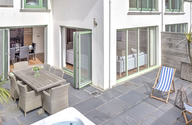 1 POINT VIEW - Luxury Apartment with Private Hot Tub/near Croyde Bay