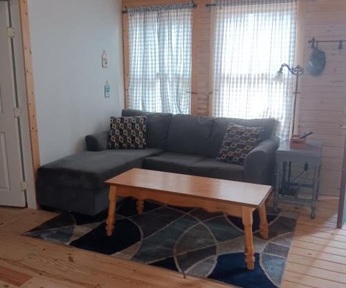 1 private bedroom and 2 loft Cabin in the Country Woods