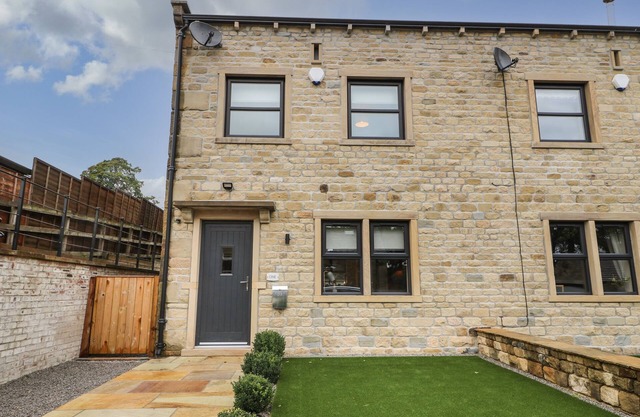 1 STANSFIELD MEWS, pet friendly, luxury holiday cottage in Cononley