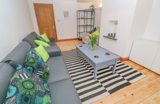 1 THE BRAMBLES, pet friendly, with a garden in St Buryan
