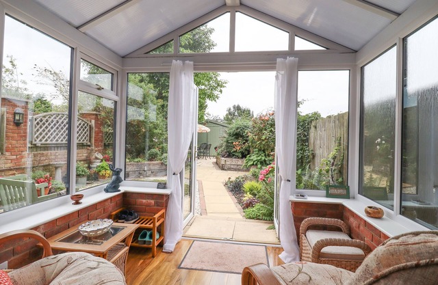 1 THE GARDENS, pet friendly, with a garden in Haughley