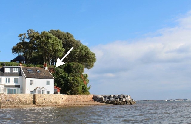 1 THE QUAY, pet friendly, luxury holiday cottage in Lympstone