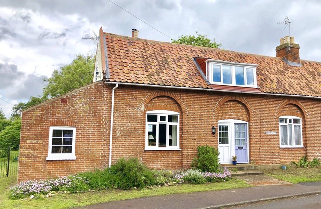 1 TUNNS COTTAGES, RUSHMERE, NR BECCLES, pet friendly in Beccles