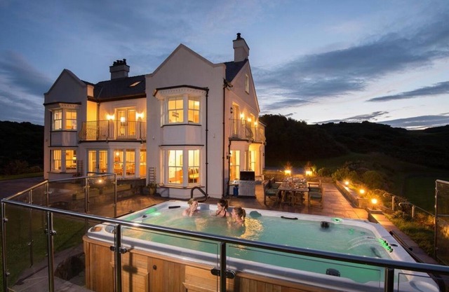 10 bed luxury country house with private beach, 168 acre coastal estate & hottub