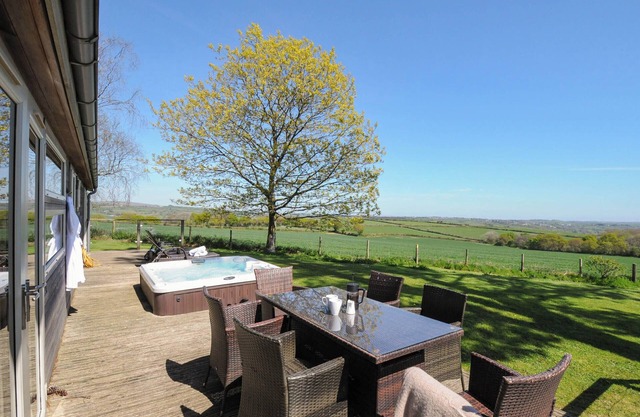 10 FARAWAY FIELDS, luxury holiday cottage, with hot tub in Dobwalls