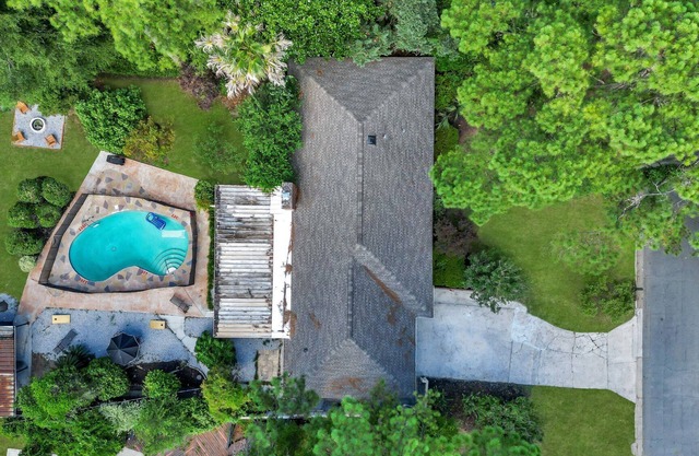 10 ft pool house with tiki/bar hut, arcades games, and theater room-no parties