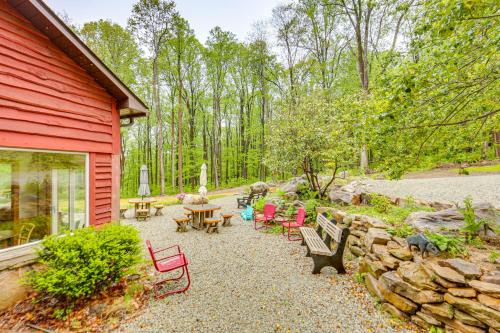10 Mi to Mtn Resort Normalville Cabin with Balcony!