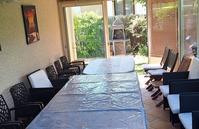 10 minutes from downtown and the train station; reverse duplex awaits you!