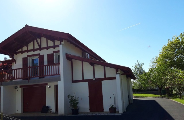 10 minutes walk from Espelette, 2 bedrooms on the ground floor of a house, with a garden.