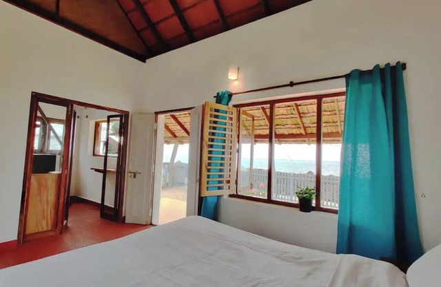 10 North by the sea - secluded beach-front cottage