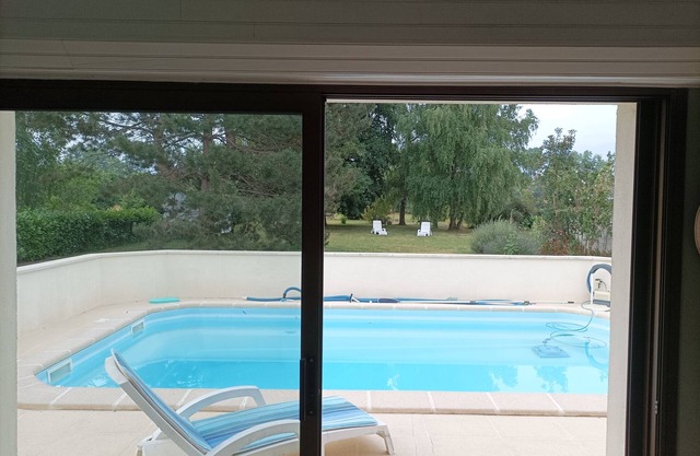 10-person house with private pool on enclosed grounds in the Marais Poitevin