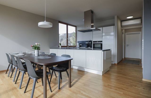100 m2 Penthouse mit 3 Schlafzimmer, Grosser Überdachter Terrasse und Bergblick