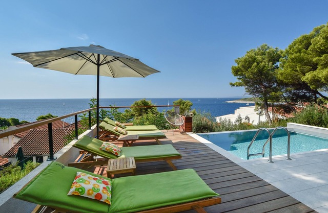100m away from the beach, infinity pool, quiet location, Hvar old town 1,5km