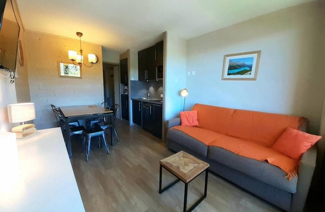 100m from resort center, 4th floor, view mountain, balcony, tv, ski locker, 23m², La Plagne