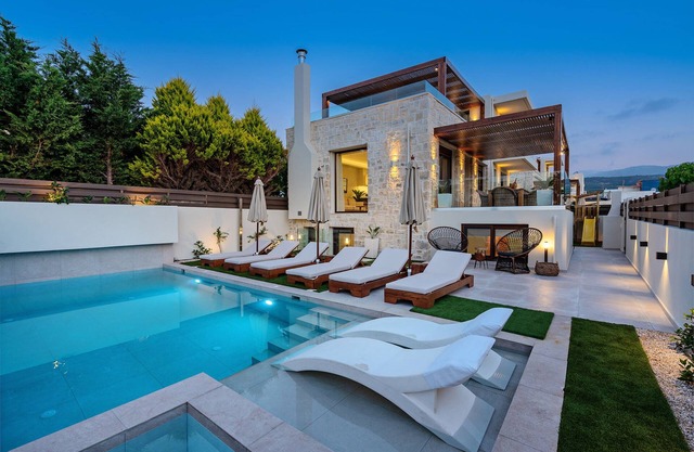100m from the beach, hot tub, ping pong, sauna, gym & private sun beds!