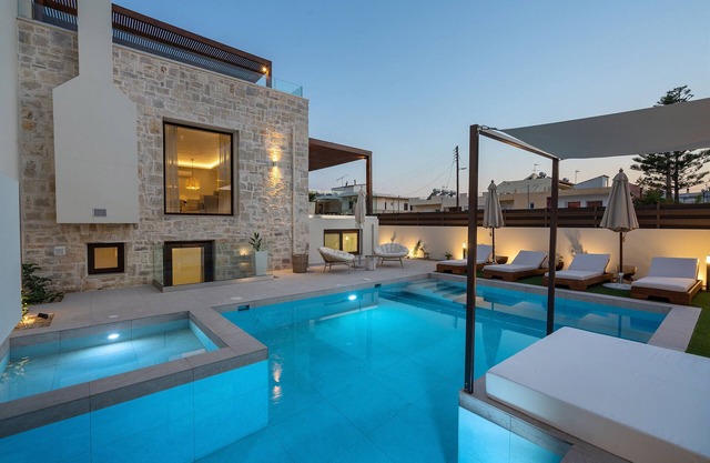 100m from the beach, hot tub, ping pong, sauna, gym & private sun beds!