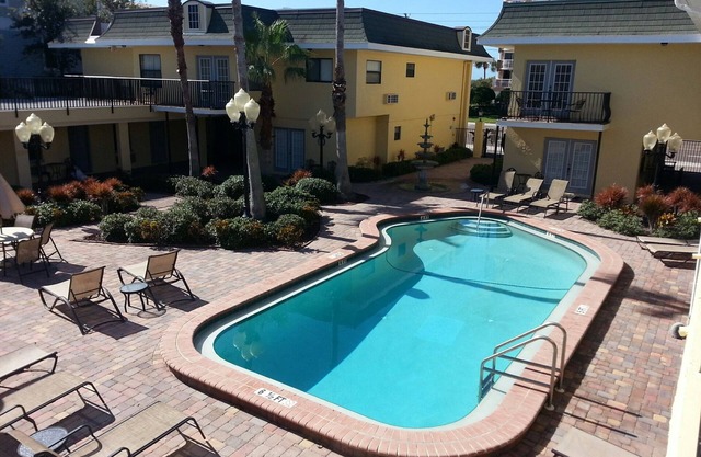 #109 2min walk to the beach, heated pool WiFi, digital cable TV, kingsize bed.