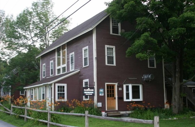 11 BR, 7 Bth, 1/2 mile to Okemo, Hot Tub, on Ski Shuttle, King Bed, Walk to Town