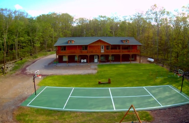 11 BR 8 BA BASKETBALL MOVIE THEATRE HOT TUB FIRE PIT ON 8 ACRES SLPS 30!