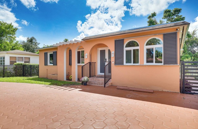 11 Mi to South Beach: Home w/Screened Porch!