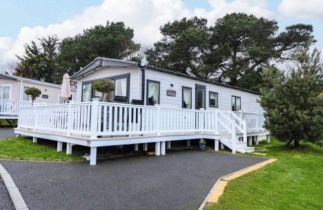 117 CROSSWINDS, pet friendly, with open fire in Bembridge