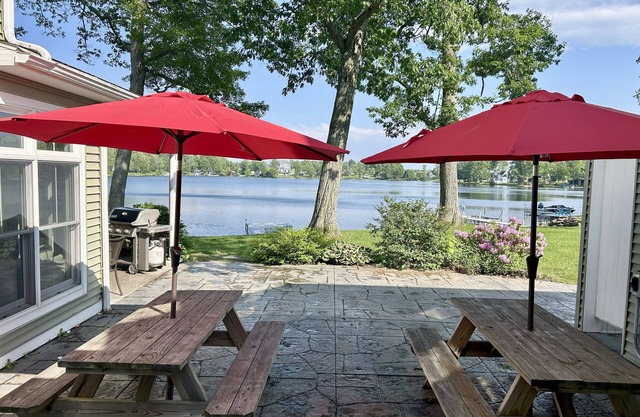 12 Bedroom Lake House, 150 ft Lakefront, 1 Acre, Beach, Ski Elk Mountain Poconos