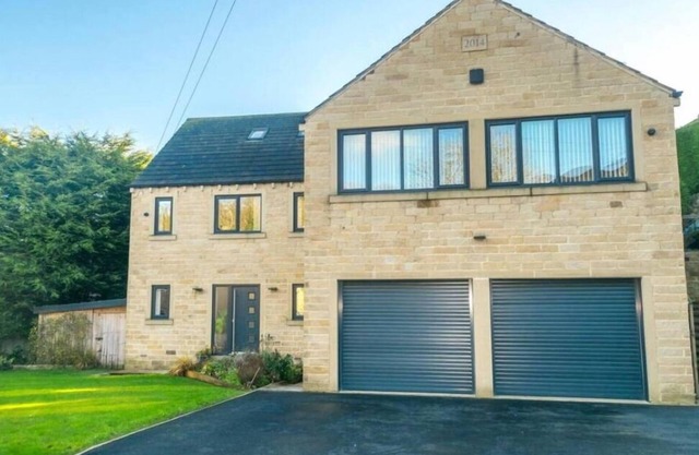 12 Guests - Hot Tub - Free Parking in Huddersfield