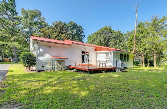 12 Mi to Dtwn Lewes & Beach: Delaware Home w/Deck