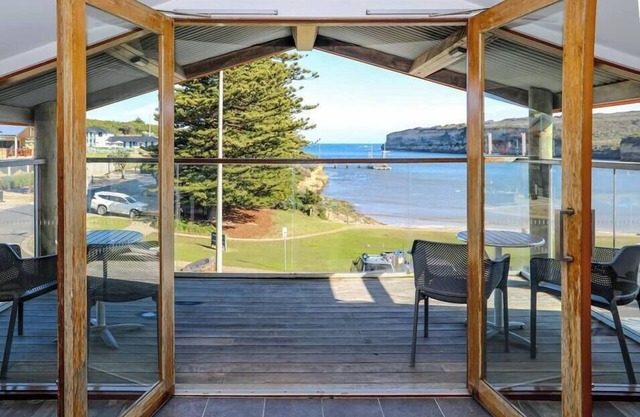 12 Rocks Beach View Loft. Central Port Campbell.