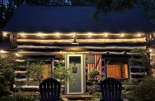 125 Year Old Log Cabin in Good Hart/Tunnel of Trees Lake Michigan Beach Access!