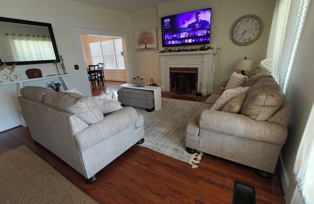 13. King bed, sleeps 22, historic 5-bedroom house in Albertville with WiFi, AC