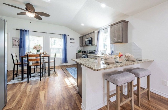 13335 cozy 4BR Emporia Escape downtown