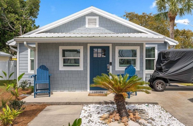 13900 Millcole Ave - Beachy Bungalow - Sleeps 10