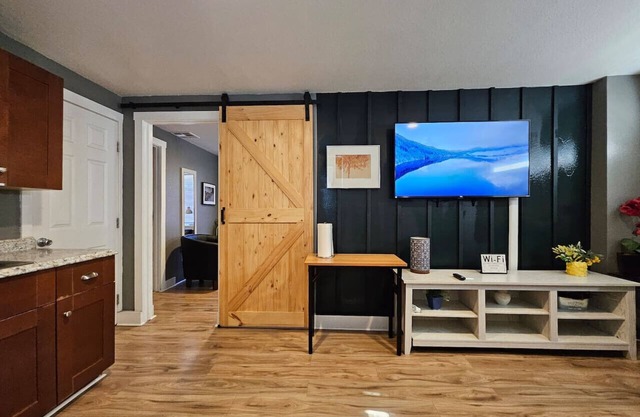 13th Pl Back · Cute & Cozy| Renovated APT in the ♥️ of Phoenix