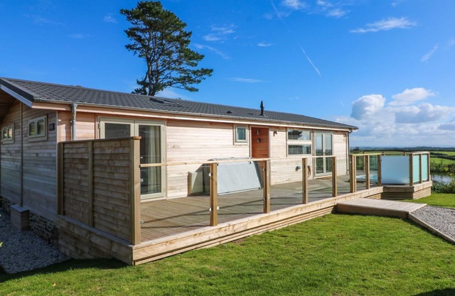 14 FARAWAY FIELDS, family friendly, with hot tub in Dobwalls