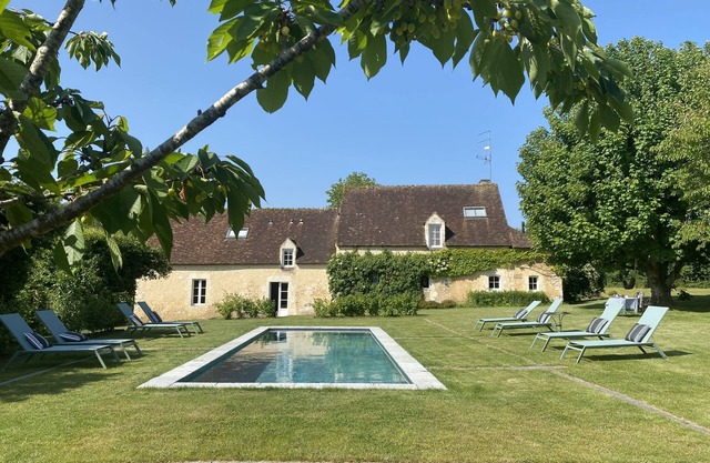 14-person family home in Perche with heated pool and tennis court