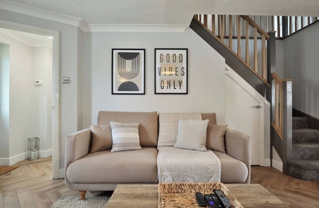 15 Mins Walk to City Parking for 3 cars Walk to the Pub 6 mins Garden Spacious Home King Bedroom Smart TV