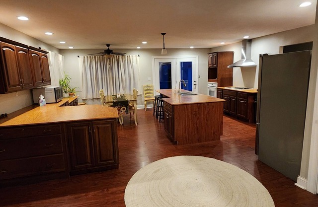 15 minutes from Kings Island! Spacious farmhouse that sleeps up to 11!