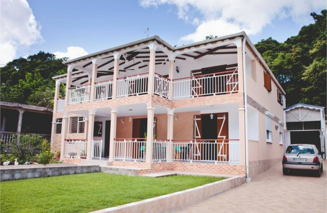 15 minutes from the most beautiful beaches! Large, airy apartment