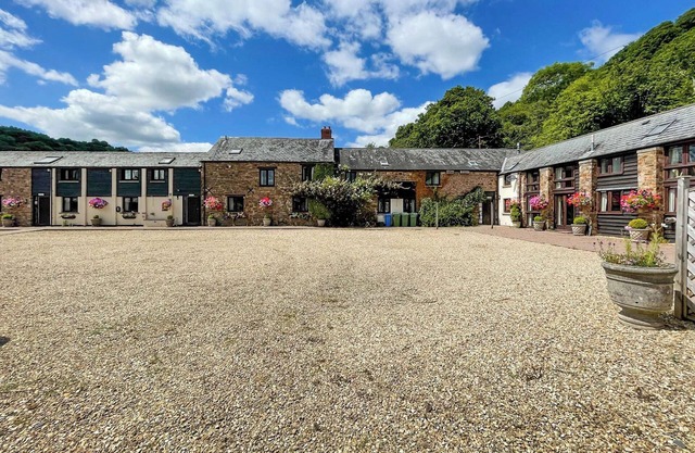 16 bedroom accommodation in Bampton, near Tiverton