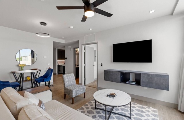 175 LEX - Walk to Rupp Arena Downtown Top Floor