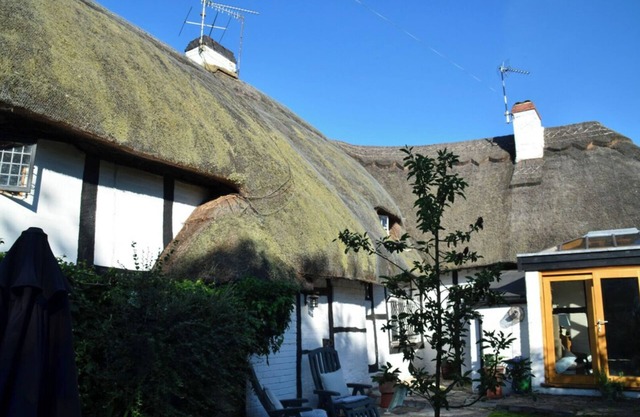 17th Century 2 Bed Thatched Cottage Close to Stratford Upon Avon. Private Garden