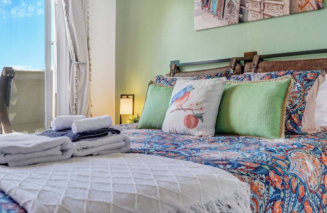 180° Mountain Range Views and Centrally Located