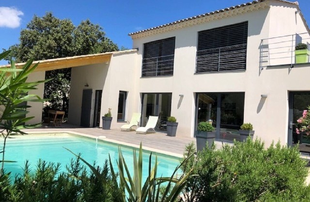 180m2 house with garden and heated swimming pool