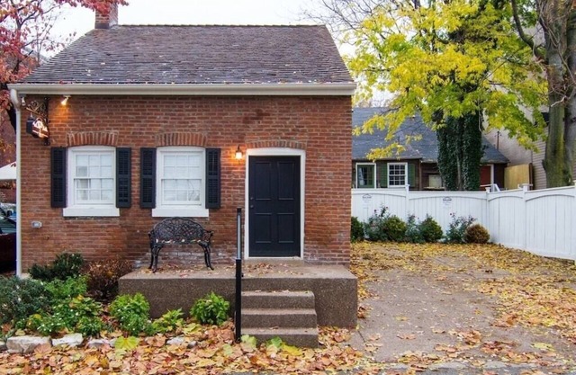 1830's Luxury Brick Cottage, Cozy Fireplace, right off the Cobblestone Streets!