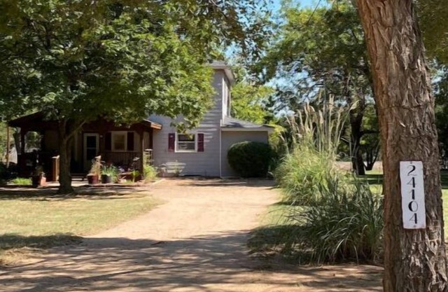 1880 Country Farmhouse. Quiet-Lake-Hunt-Pets ok