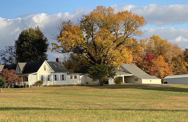 1884 Farmhouse at Donkeytown Designed for large get togethers!
